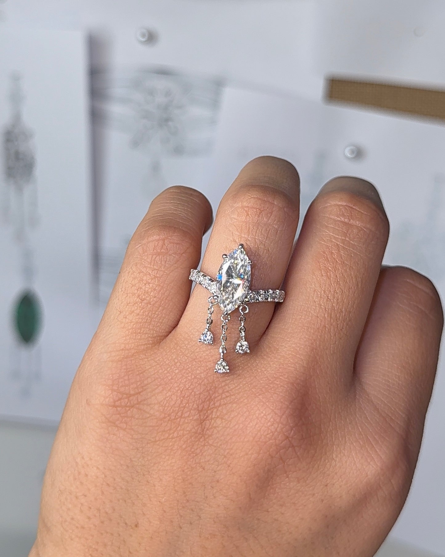 Moissanit-Ring im Marquise-Schliff baumelnd