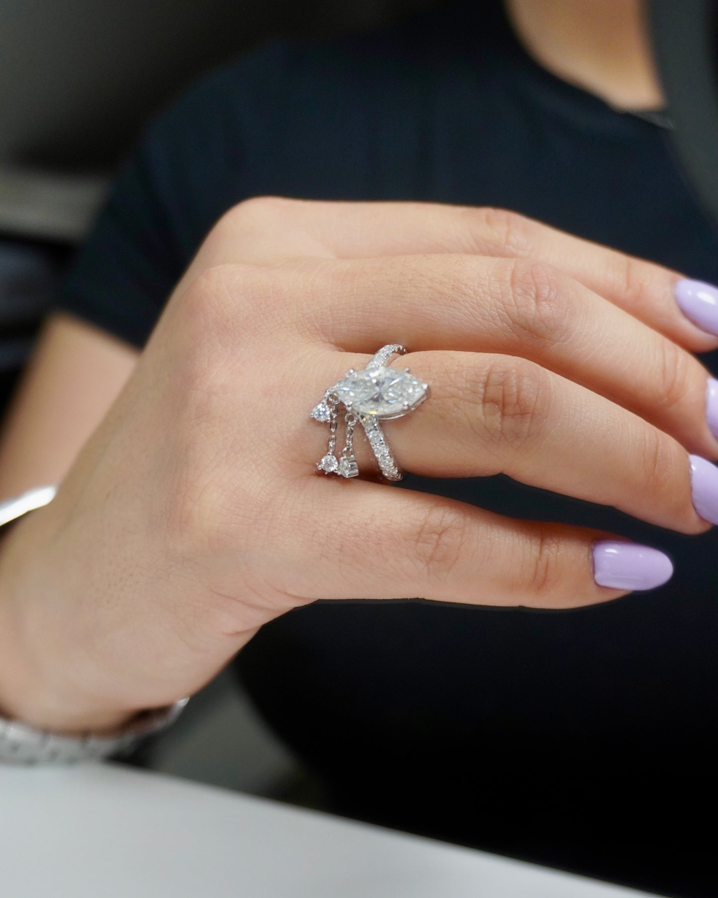 Moissanit-Ring im Marquise-Schliff baumelnd