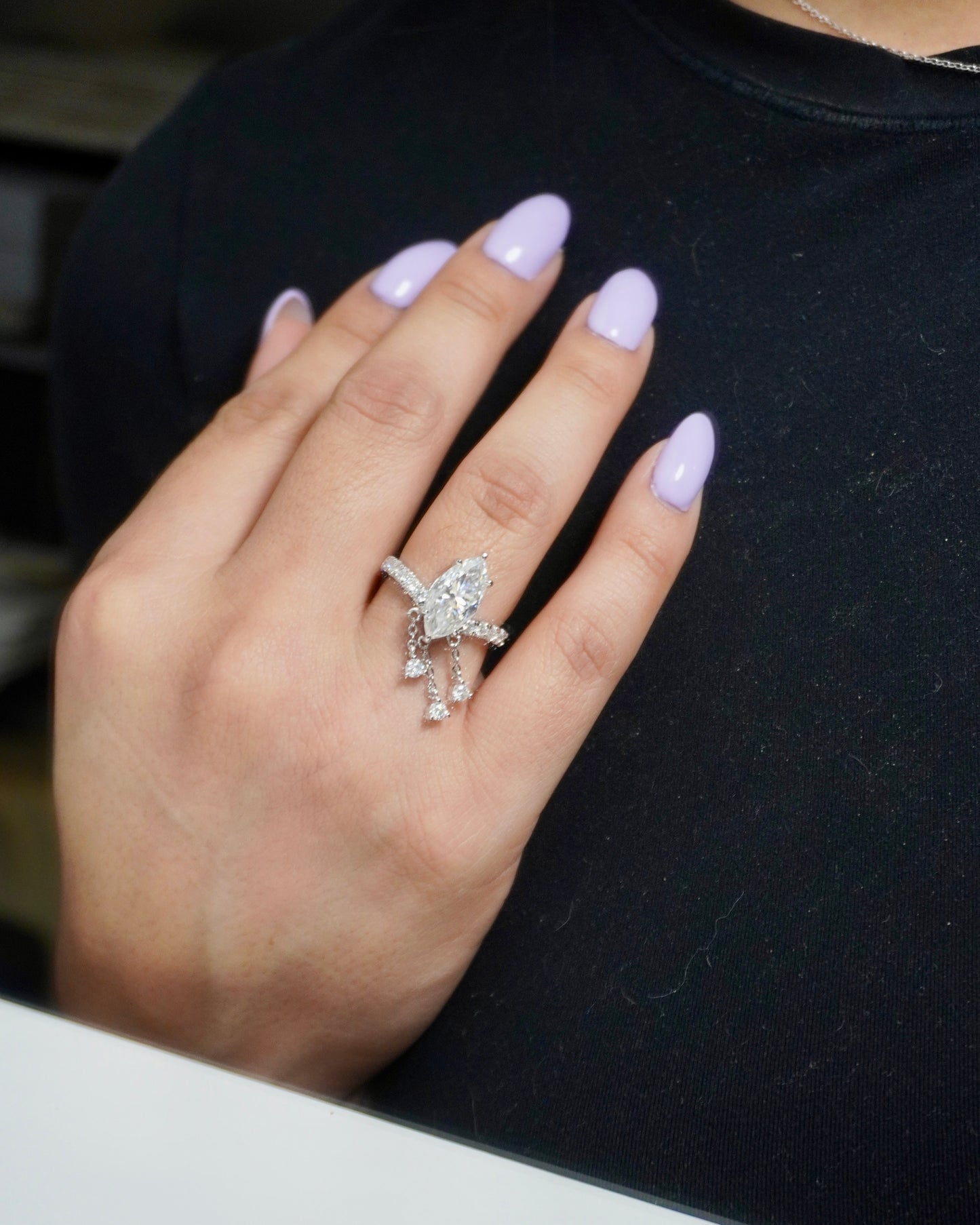 Moissanit-Ring im Marquise-Schliff baumelnd